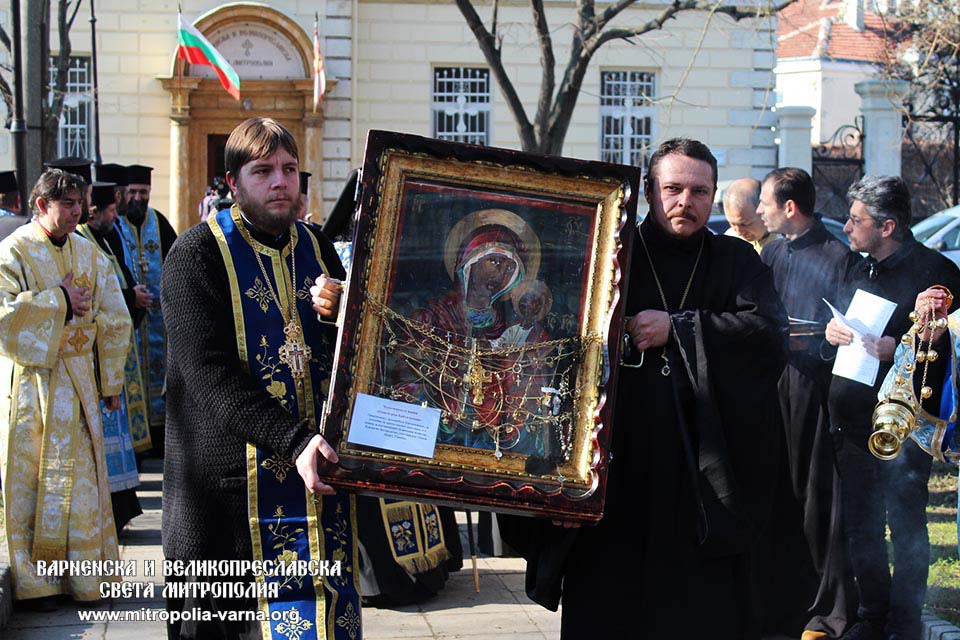 Тържествено посрещане на чудотворната икона на Божията Майка 'Одигитрия Байталска' в Катедрален храм 'Успение Богородично' - Варна - 1