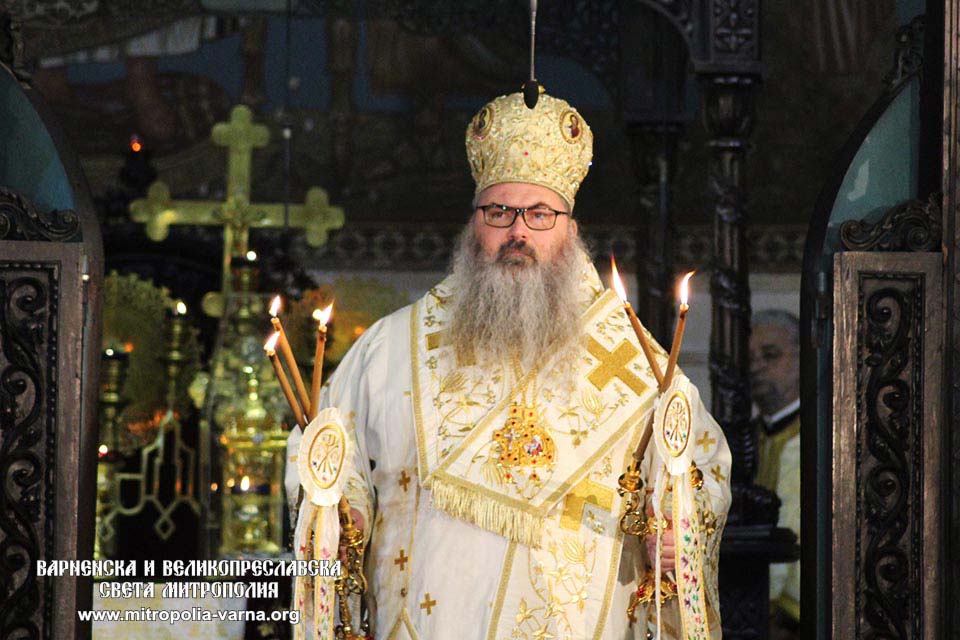 Варненският и Великопреславски митрополит Йоан отслужи Божествена света Литургия в Катедрален храм „Успение Богородично“ - Варна - 1