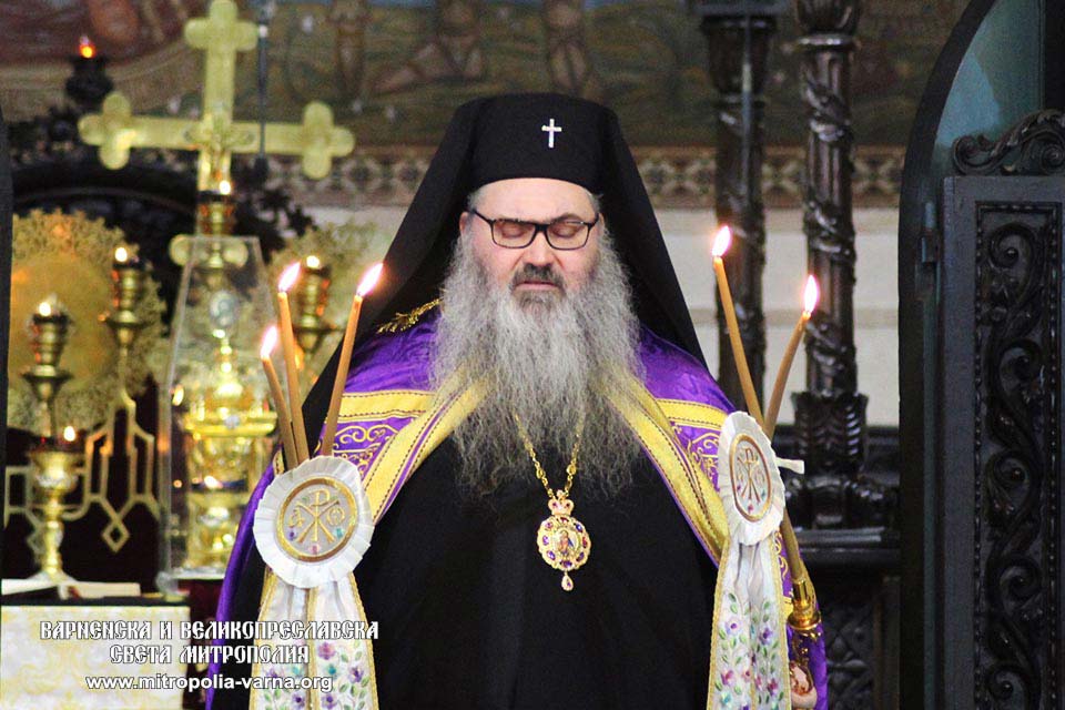 Варненският и Великопреславски митрополит Йоан отслужи Божествена света Литургия на Сретение Господне в Катедрален храм 'Успение Богородично' - Варна - 1