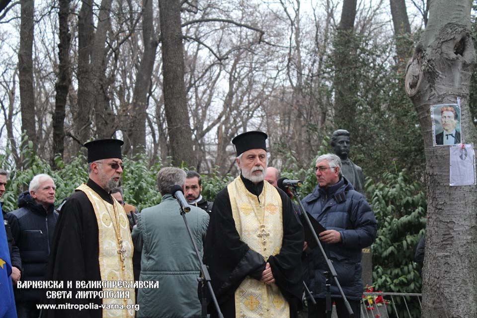 Духовници отслужиха заупокойна молитва пред паметника на Васил Левски - 1