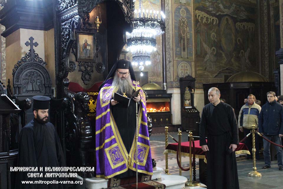 Варненският и Великопреславски митрополит Йоан прочете първата статия от акатиста към Пресвета Богородица - 1