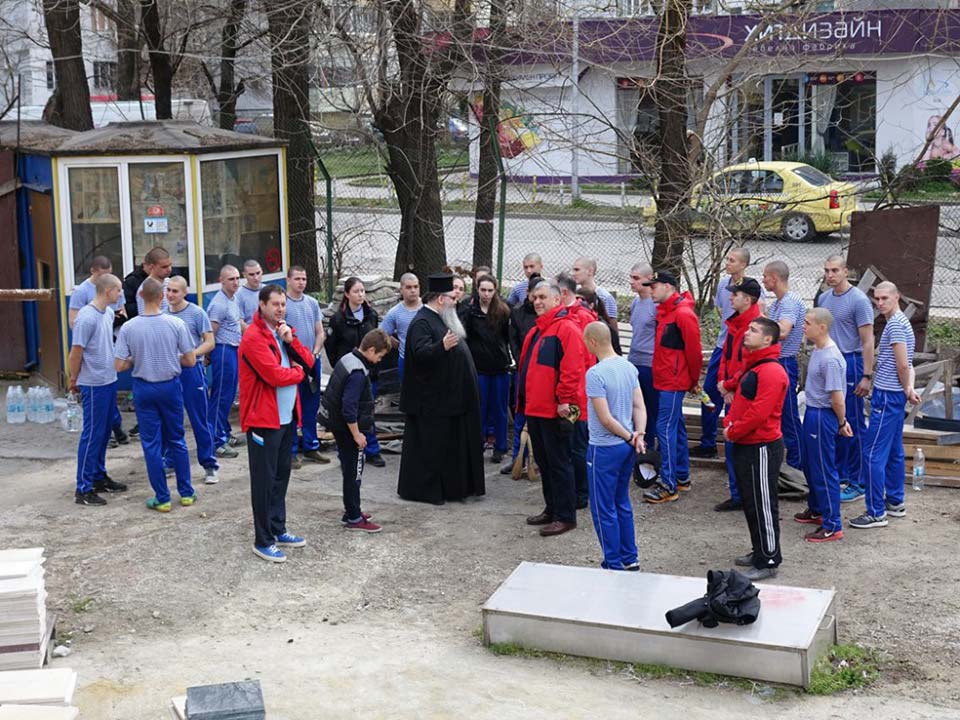 Преподаватели и учащи от ВВМУ „Н. Й. Вапцаров“ облагородиха териториите около няколко храма във Варна - 1