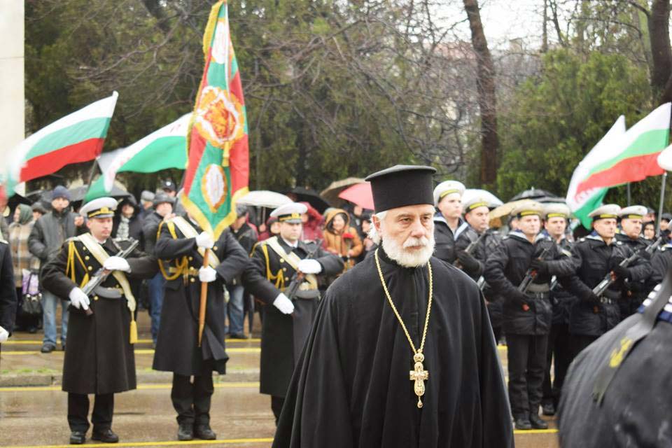 Протосингелът на Варненска и Великопреславска света митрополия ставрофорен иконом Димитър Стоев отслужи заупокойна молитва пред Паметника-портал на 'Осми Приморски полк' - 1
