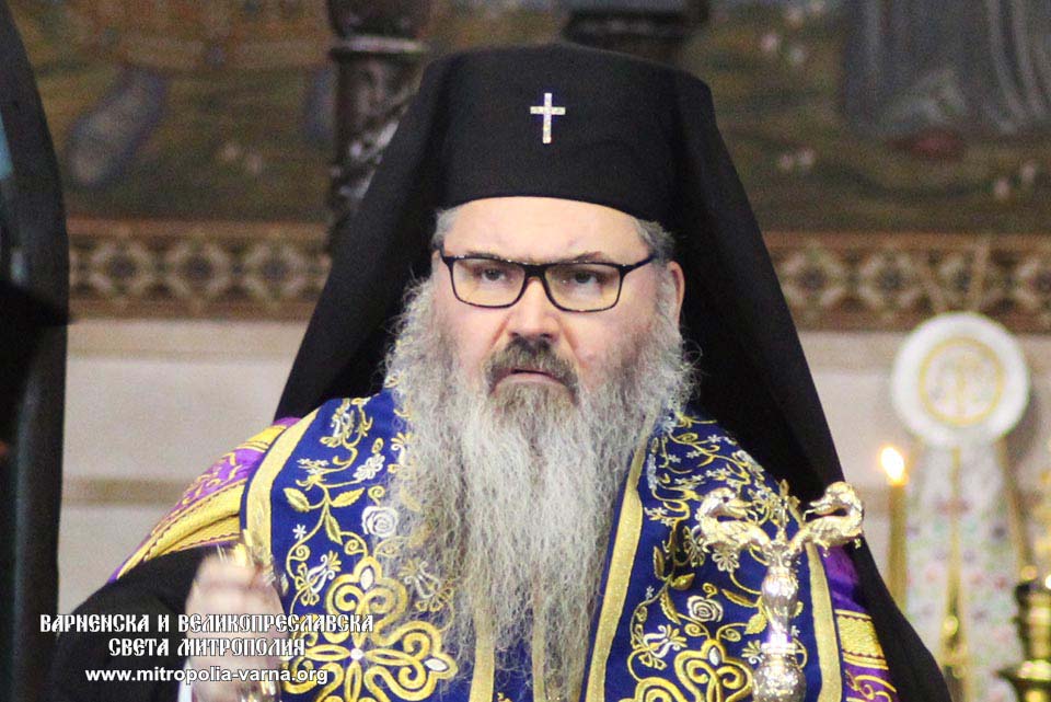 Варненският и Великопреславски митрополит Йоан отслужи Малко повечерие с целия Богородичен канон и Акатист - 1