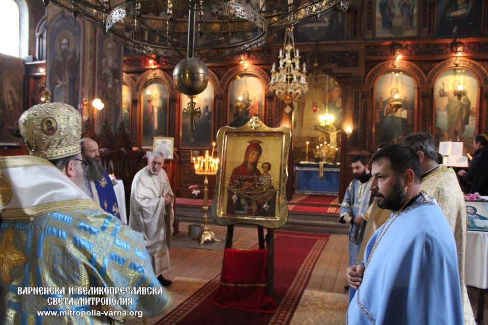 Провадийци се поклониха на чудотворната икона 'Скоропослушница', отбелязвайки храмовия празник на храм 'Свето Благовещение' - 1