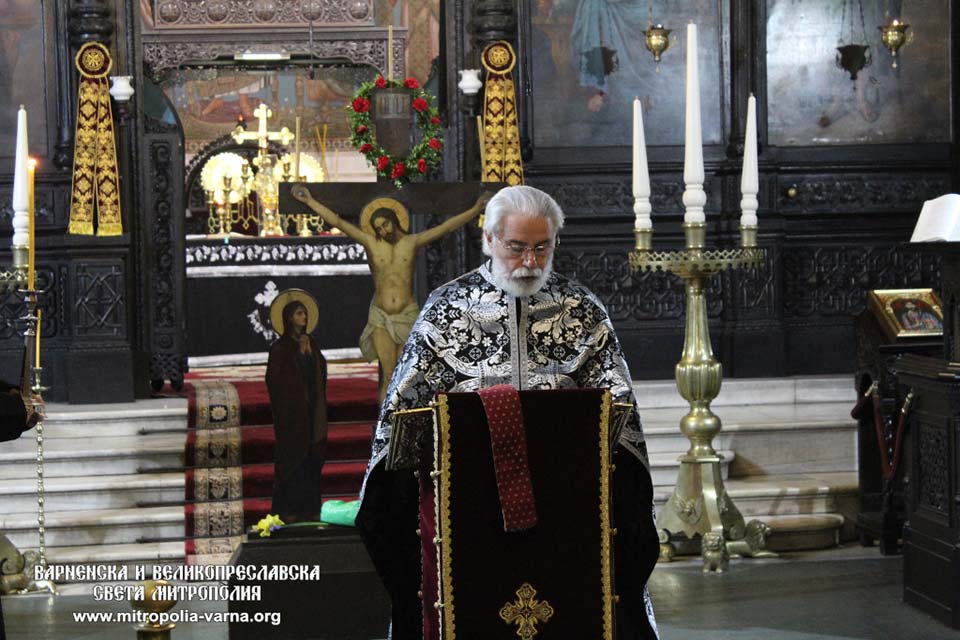 Изнасяне на светата Плащаница в митрополитския катедрален храм 'Успение Богородично' - 1