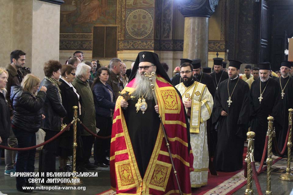 Митрополит Йоан отслужи вечерня в първия ден на Пасха, с четене на Евангелието на различни езици - 1