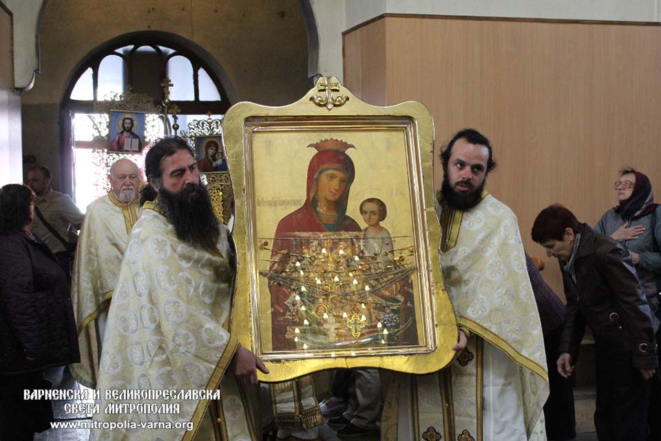Посрещане на чудотворния образ на Божията Майка 'Скоропослушница' в град Шумен на Светли вторник - 1