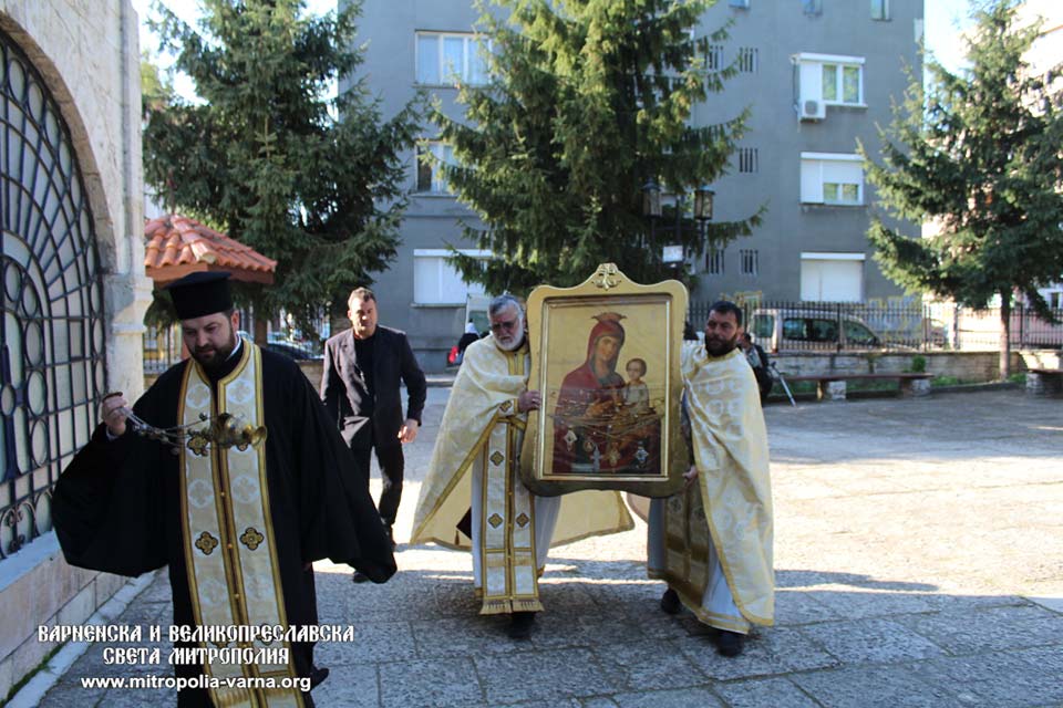 Посрещане на чудотворната Богородична икона 'Скоропослушница' в град Добрич - 1