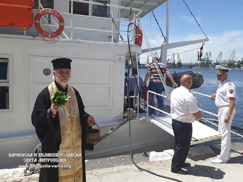 Протосингелът на Варненска и Великопреславска света митрополия - ставрофорен иконом Димитър Стоев благослови откриването на пътническа линия Варна - Белослав - 1