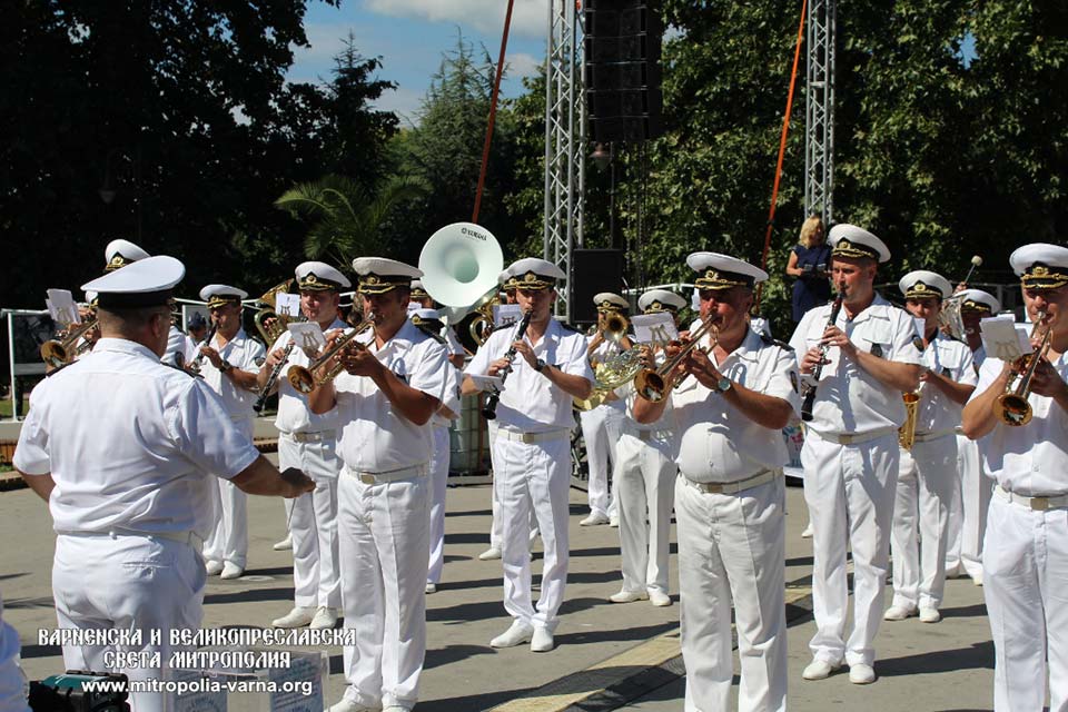 Митрополит Йоан присъства на провежданата за девета поредна година благотворителна кампания 'С обич за децата, в памет на бащите герои!' - 1