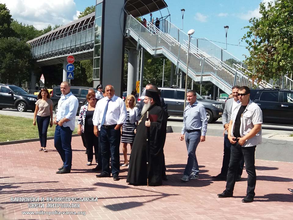 Митрополит Йоан разговаря с министър-председателя Бойко Борисов по време на посещението му във Варна - 1