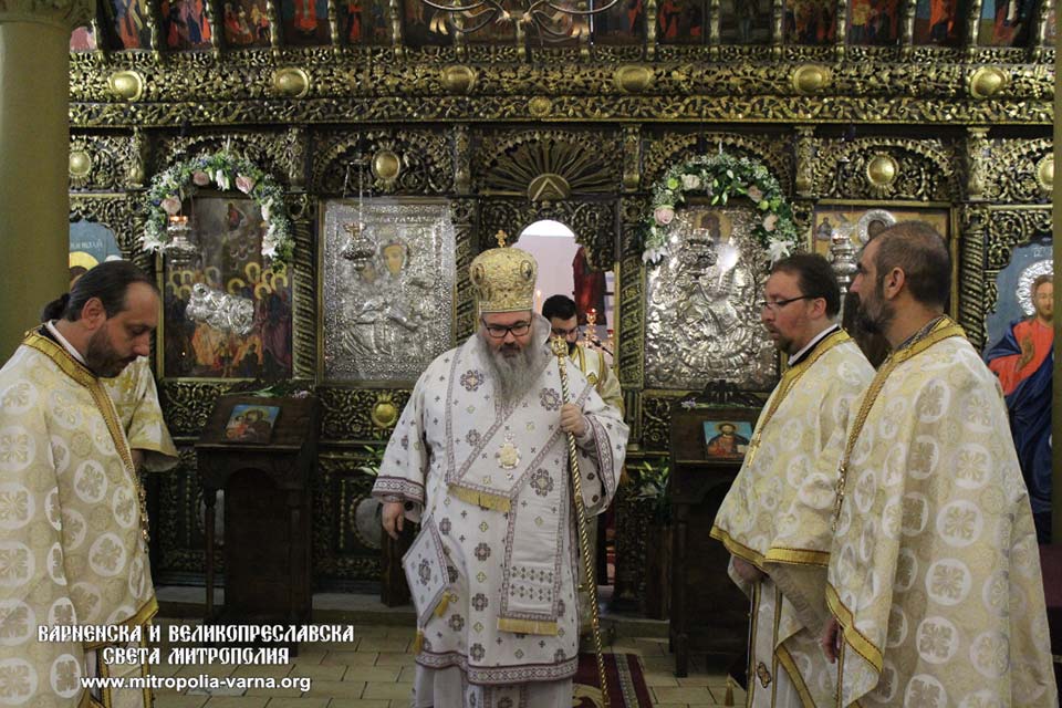 Митрополит Йоан освети три нови камбани на старинния храм 'Успение Богородично' - 1