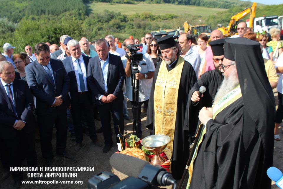 С отслужване на водосвет бе направена първа копка на нов участък от магистрала 'Хемус' - 1