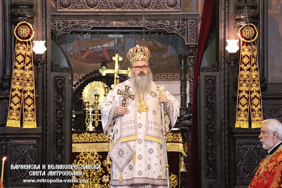 Митрополит Йоан отслужи света Литургия за Въздвижение на Св. Кръст Господен в катедрален храм 'Успение Богородино' - Варна - 1