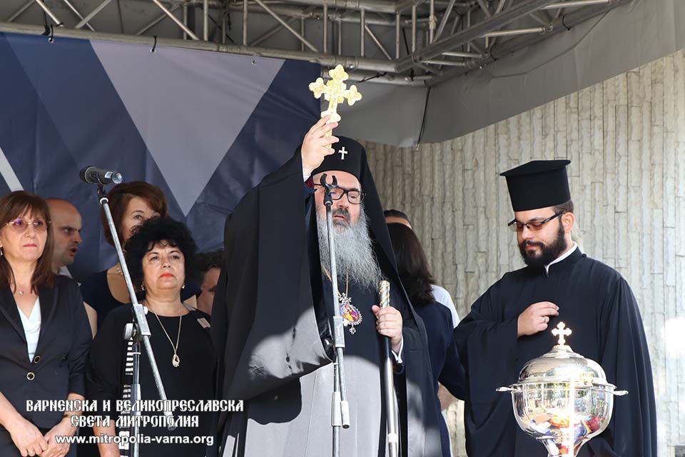 Митрополит Йоан отслужи водосвет по случай откриването на учебната година във Варненския Медицински университет - 1