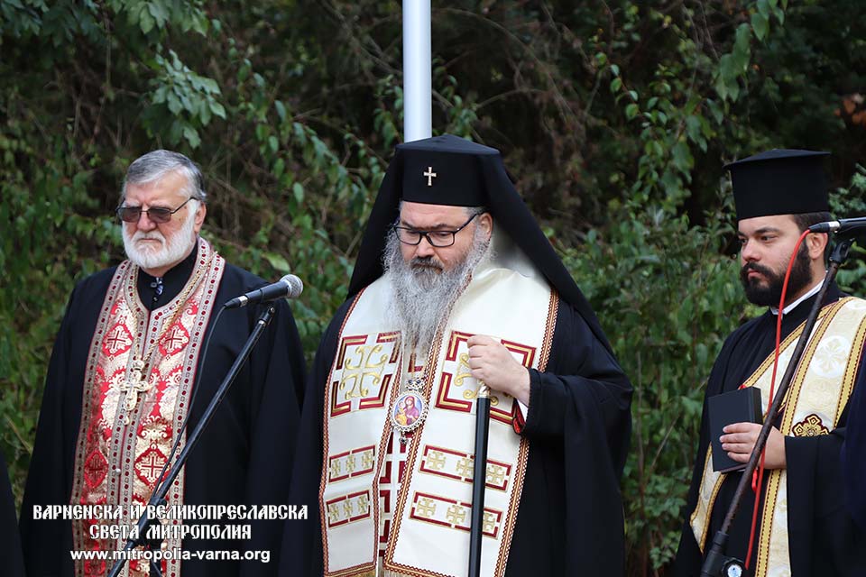 Варненският и Великопреславски митрополит Йоан отслужи заупокойна молитва на военното гробище в град Добрич - 1