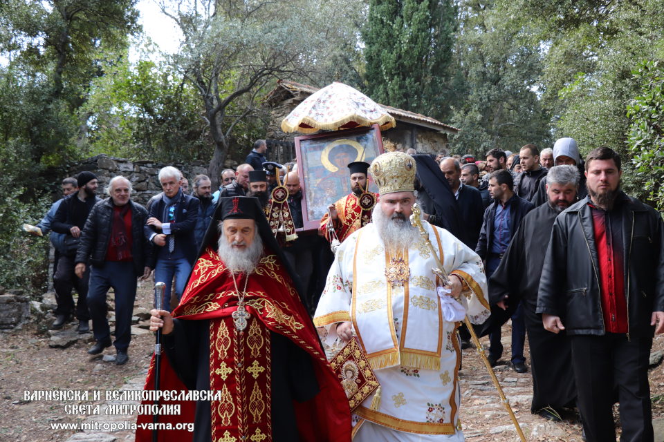 Варненският и Великопреславски митрополит Йоан взе участие в есенния празник на Зографския манастир - 1