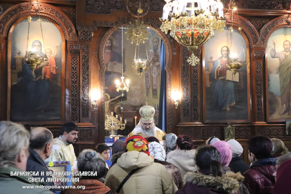 Архиерейска света Литургия в храм 'Свето Благовещение', град Провадия - 1
