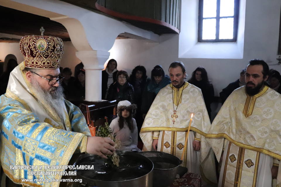 Архиерейска света Литургия в храм 'Свети апостоли Петър и Павел', град Велики Преслав - 1