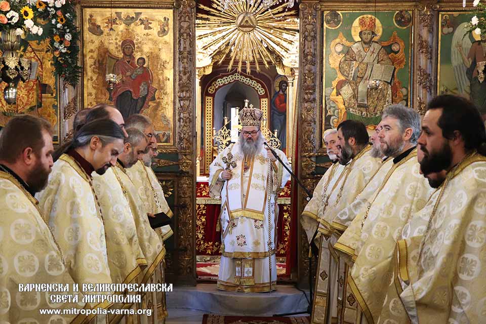 Варненският и Великопреславски митрополит Йоан възглави празничното богослужение в храм 'Св. Атанасий' в град Варна - 1