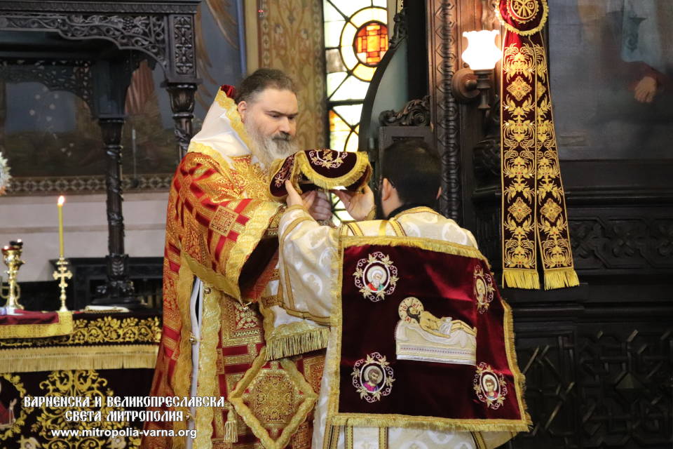 Варненският и Великопреславски митрополит Йоан отслужи Заупокойна света Литургия на Задушница - 1