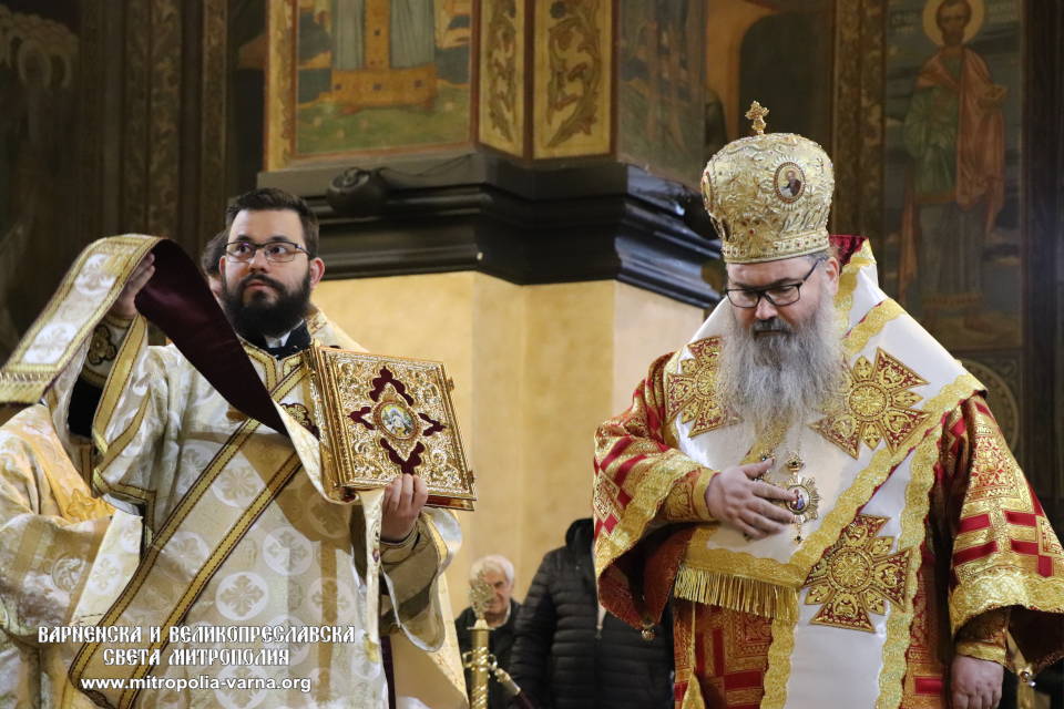 С Архиерейска света Литургия и празнична програма бе отбелязан Националният празник във Варна - 1