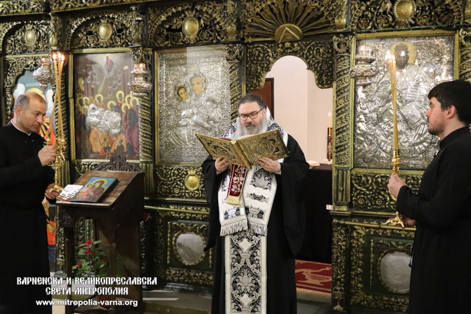 Митрополит Йоан прочете втората част от Великия покаен канон в старинен храм 'Успение Богородично' - 1