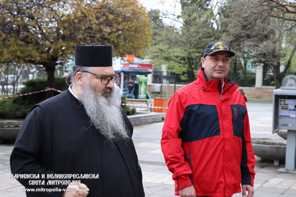 Курсанти от ВВМУ 'Н. Й. Вапцаров' почистиха пространствата около четири варненски храма - 1