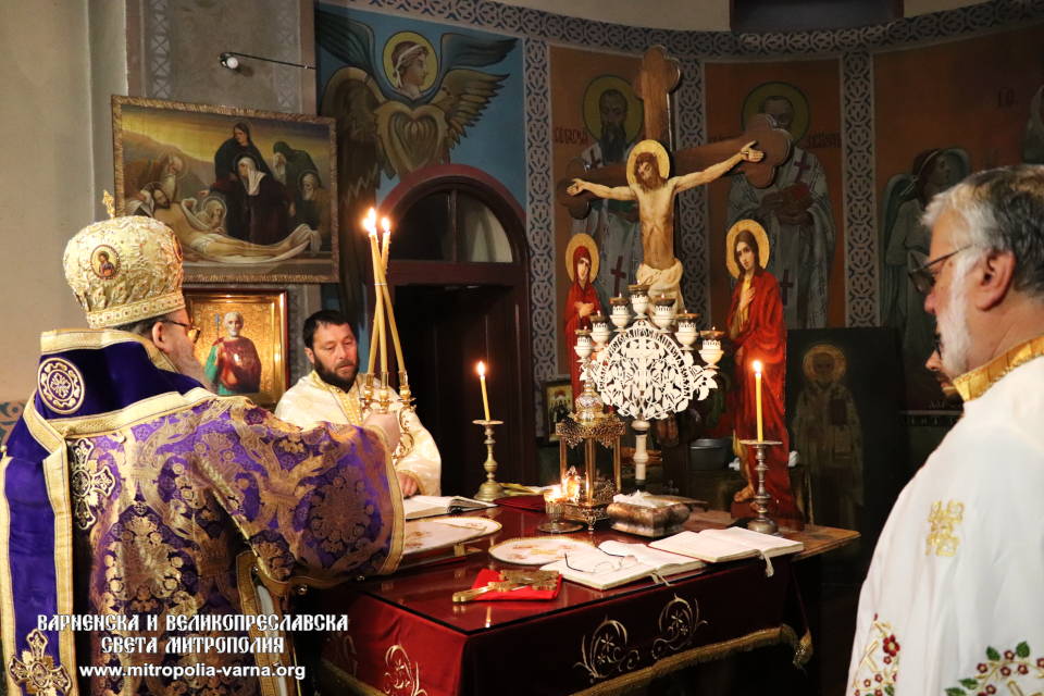 Архиерейска света Литургия в храм 'Света Троица' - град Добрич - 1