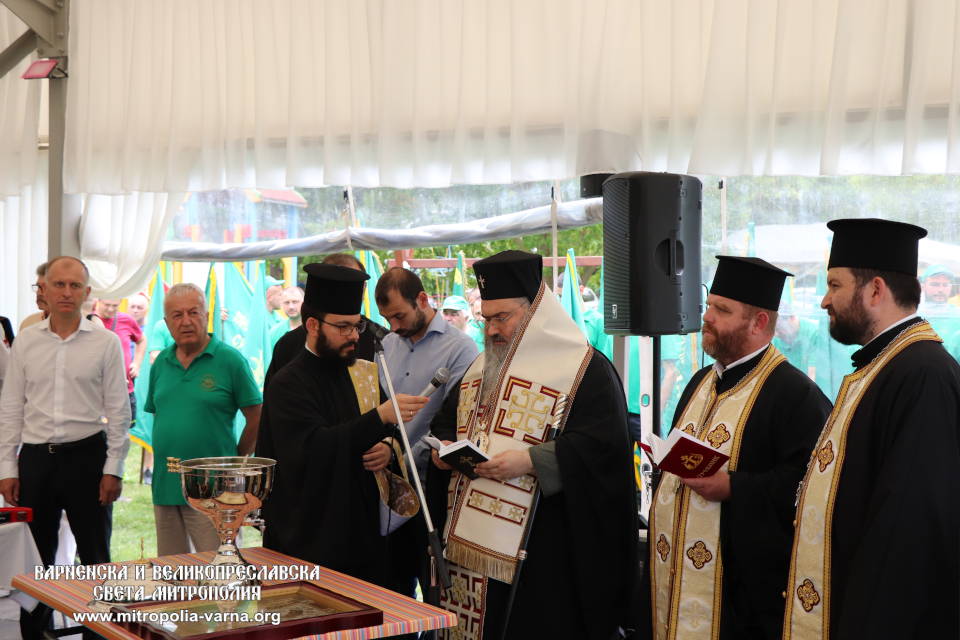 Митрополит Йоан отслужи водосвет и освети знамената на Сдружение 'Ловно-рибарско дружество' - Варна - 1