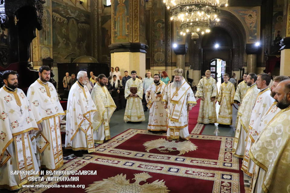 Архиерейска света Литургия в деня, когато почитаме закрилника на Варна св. прпмчк Прокопий Варненски - 1