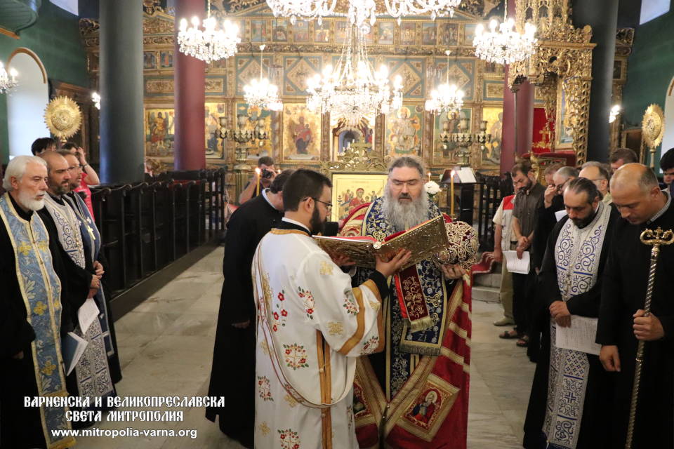 Митрополит Йоан възглави Молебния канон на Пресвета Богородица в храм 'Свети Атанасий' - 1
