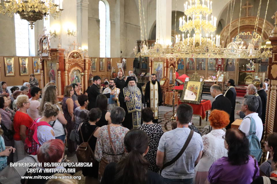 Архиерейска вечерня с Молебен канон на Пресвета Богородица в храм 'Св. Три Светители' - Шумен - 1