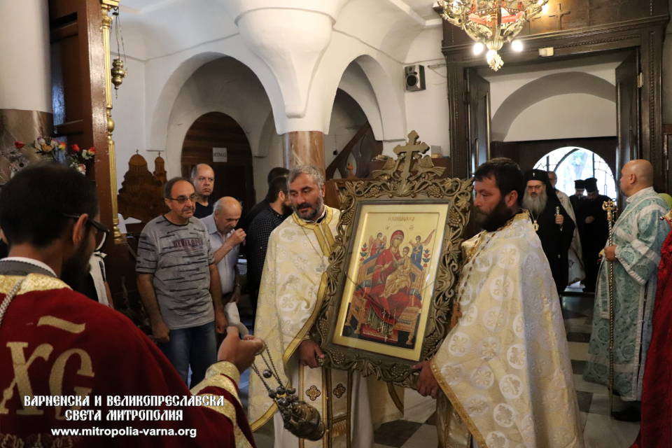 Архиерейска света Литургия и Молебен канон на Пресвета Богородица в храм 'Св. Георги', град Добрич - 1
