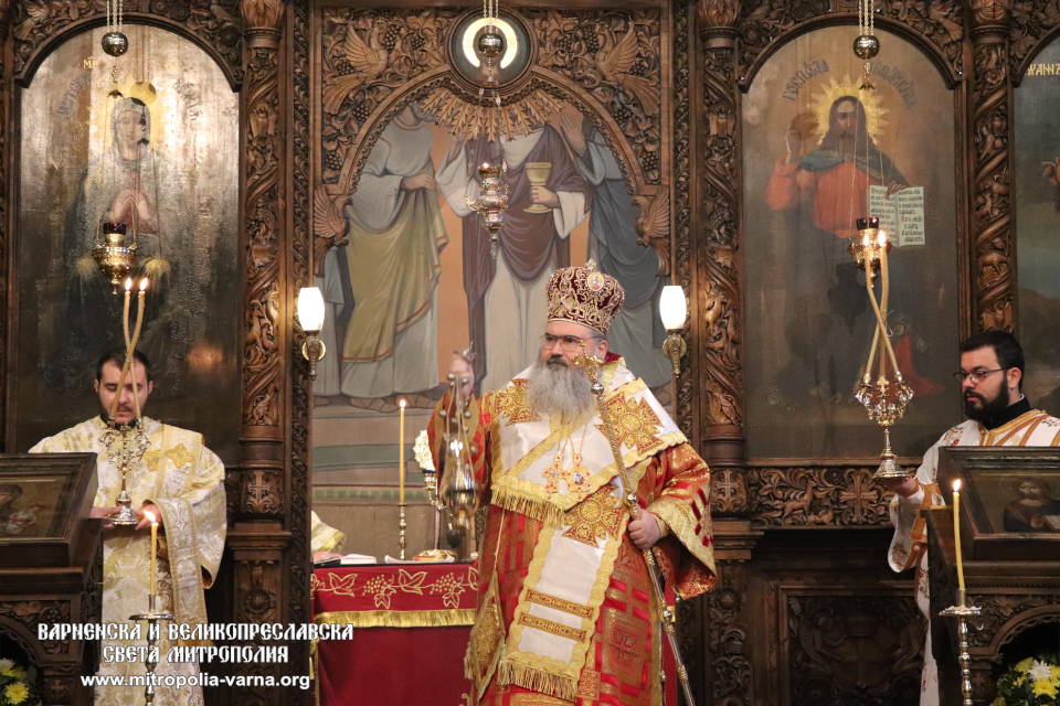 Архиерейска света Литургия и молебен към свети Николай Чудотворец при Морския храм на Варна - 1