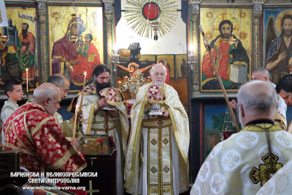 Божествена света Литургия в храм 'Свети апостоли Петър и Павел' - град Велики Преслав - 1