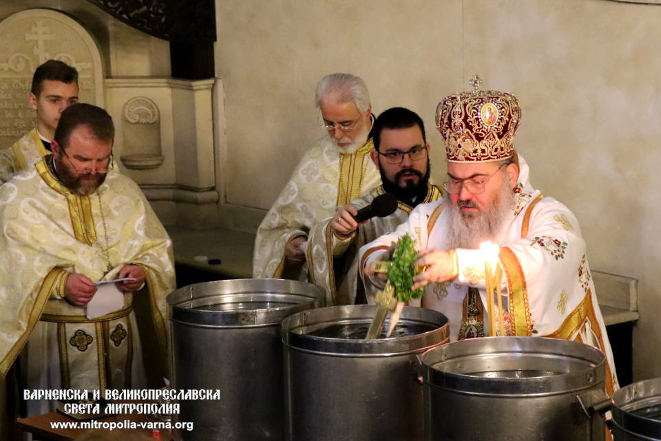 Неделя преди Богоявление. Митрополит Йоан отслужи света Литургия и Велик водосвет - 1