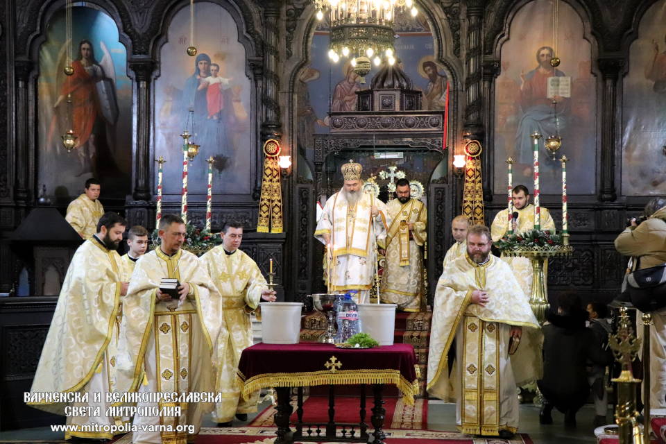 Празнична света Литургия и освещаване на бойните знамена и всемирните води във Варна - 1