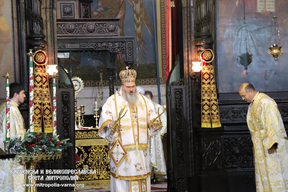 Архиерейска света Литургия на Ивановден в Катедралата на Варна - 1