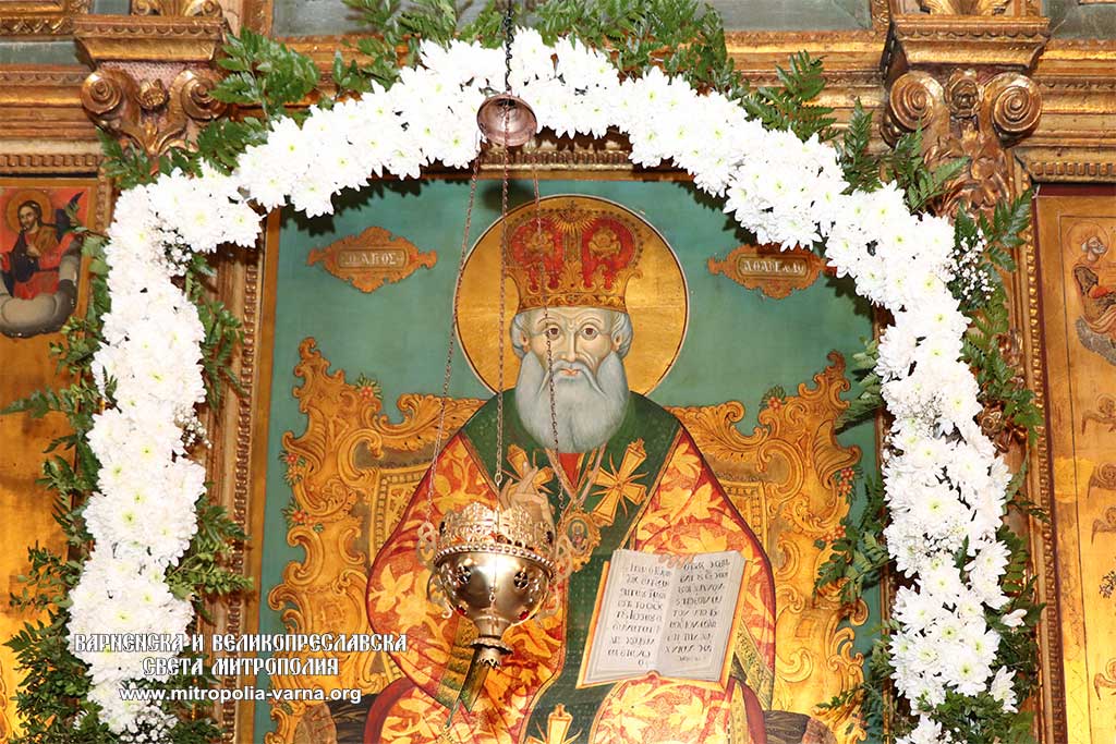 Храмов празник с архиерейска служба за Атанасовден в старата митрополитска църква на Варна - 1