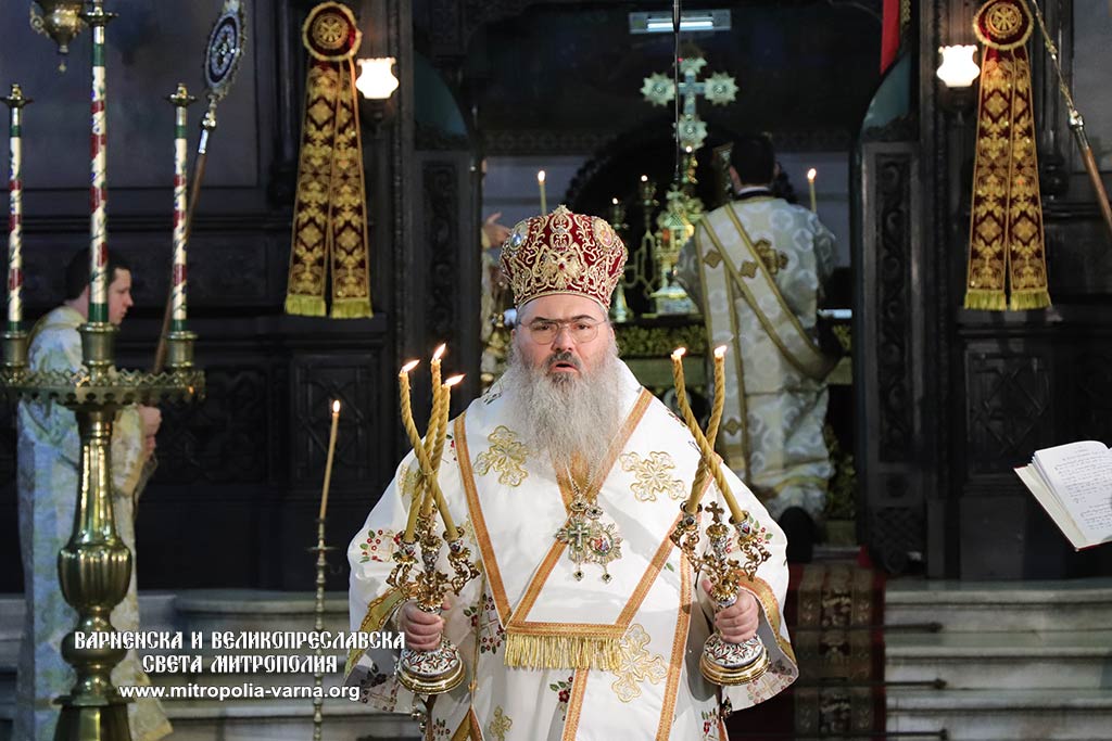Варненският и Великопреславски митрополит Йоан отслужи света Литургия на Сретение Господне в Катедрален храм 'Успение Богородично' - Варна - 1