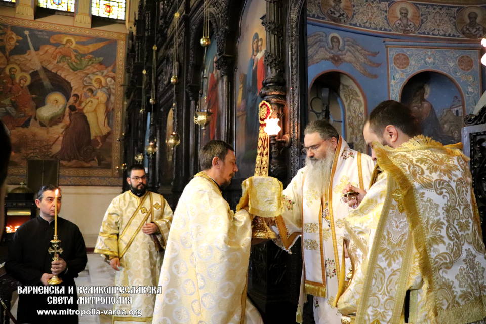 Варненският и Великопреславски митрополит Йоан отслужи Заупокойна света Литургия и панихида на Задушница - 1