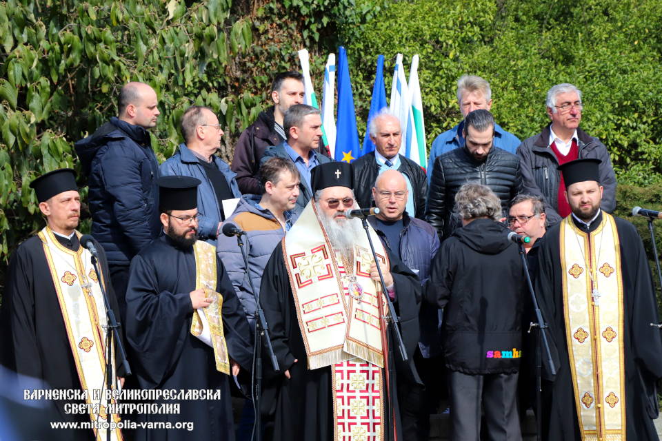 Митрополит Йоан отслужи заупокойна молитва и се включи в тържествата за 142-годишнината от Освобождението на България - 1