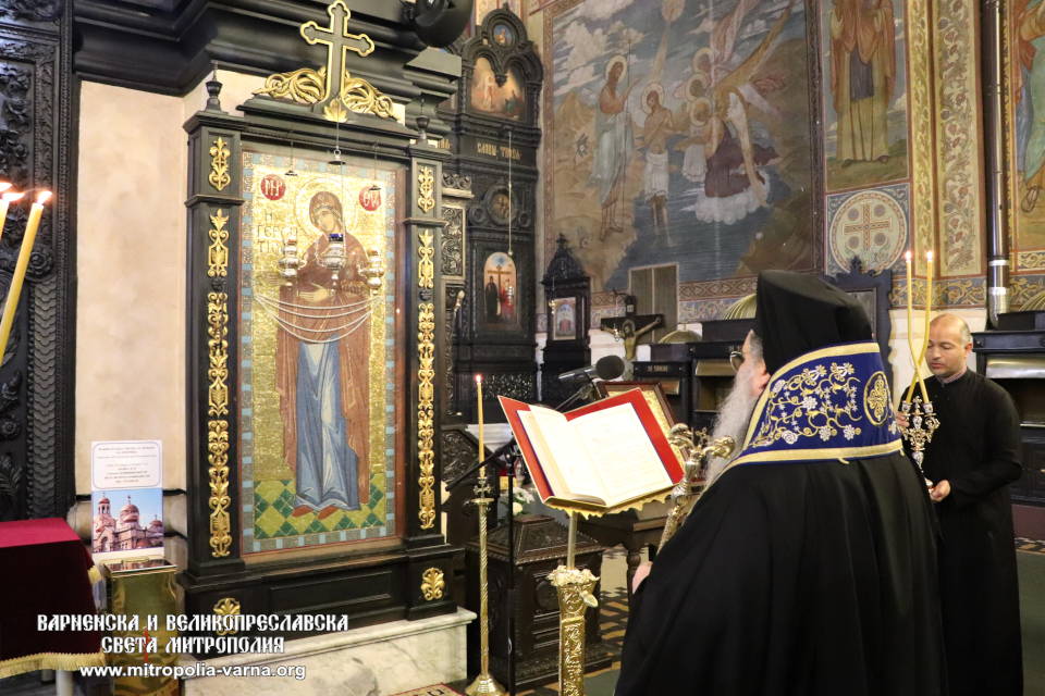Моление към Божията Майка в Катедрален храм 'Успение Богородично' - 1