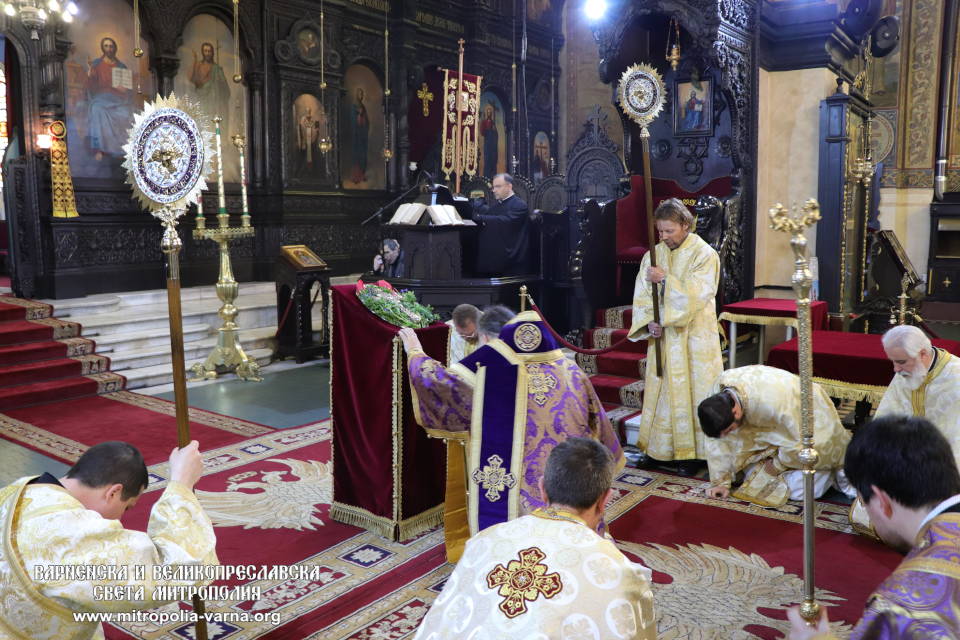 Архиерейска света Литургия на Неделя Кръстопоклонна - 1
