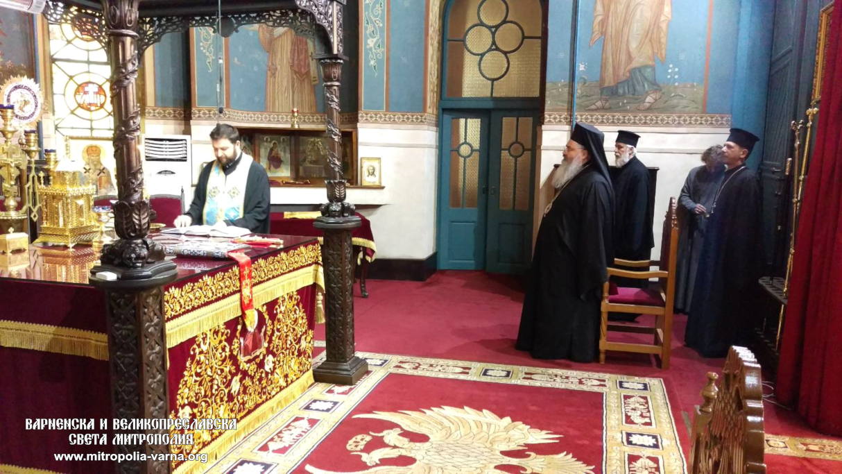 Малко повечерие с целия Богородичен канон и акатист в Митрополитския катедрален храм 'Успение Богородично' - 1