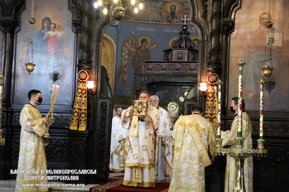 Варненският и Великопреславски митрополит Йоан отслужи Златоустова света Литургия на Връбница - 1