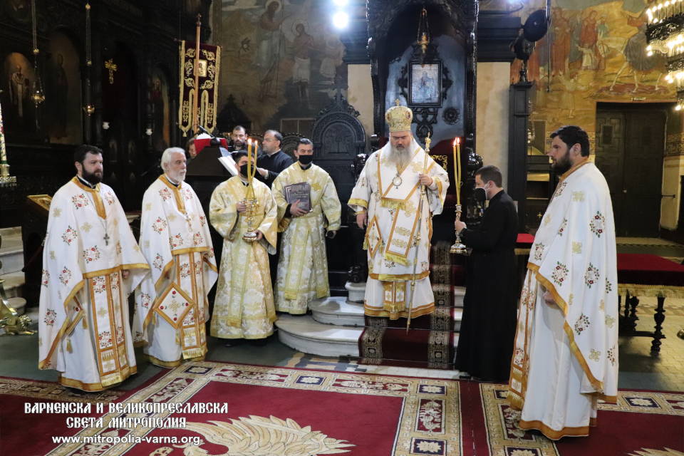 Василиева света Литургия на Велики четвъртък в Mитрополитския катедрален храм 'Успение Богородично' - 1