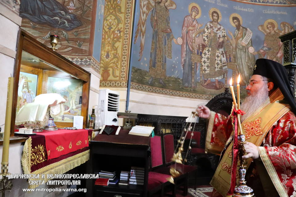 Варненският и Великопреславски митрополит Йоан отслужи света Литургия на Светли понеделник - 1